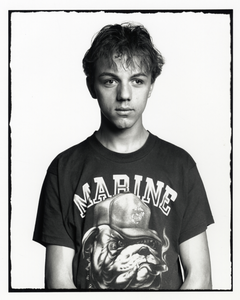 108349 Portret van een jongen met een t-shirt met de opdruk marine in de kop van een bull-dog.